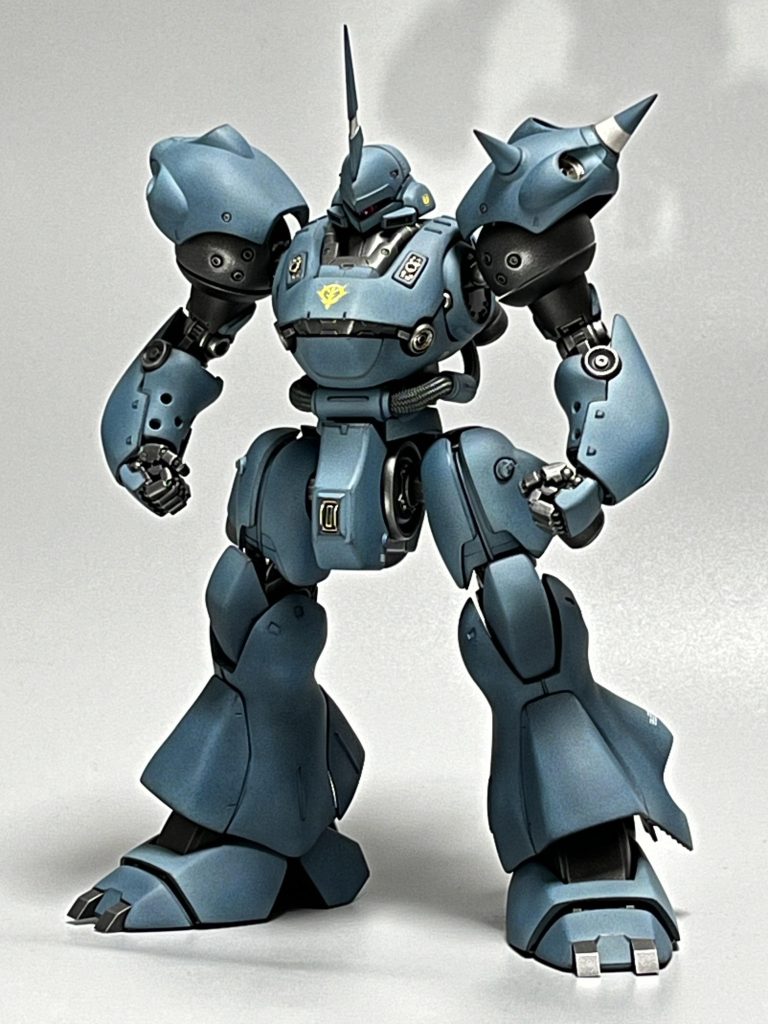 部位平均2〜3mmのプラ板を挟んで幅増し延長してるので肩や脚部などはかなりマッシヴに仕上がっている他、胴体は前後に幅増ししたので奥行きもバランス良く取ってあります。今回の改修は装甲よりも内部フレームに凝っているので下半身なんかは、ほぼ別物に仕上がっています。