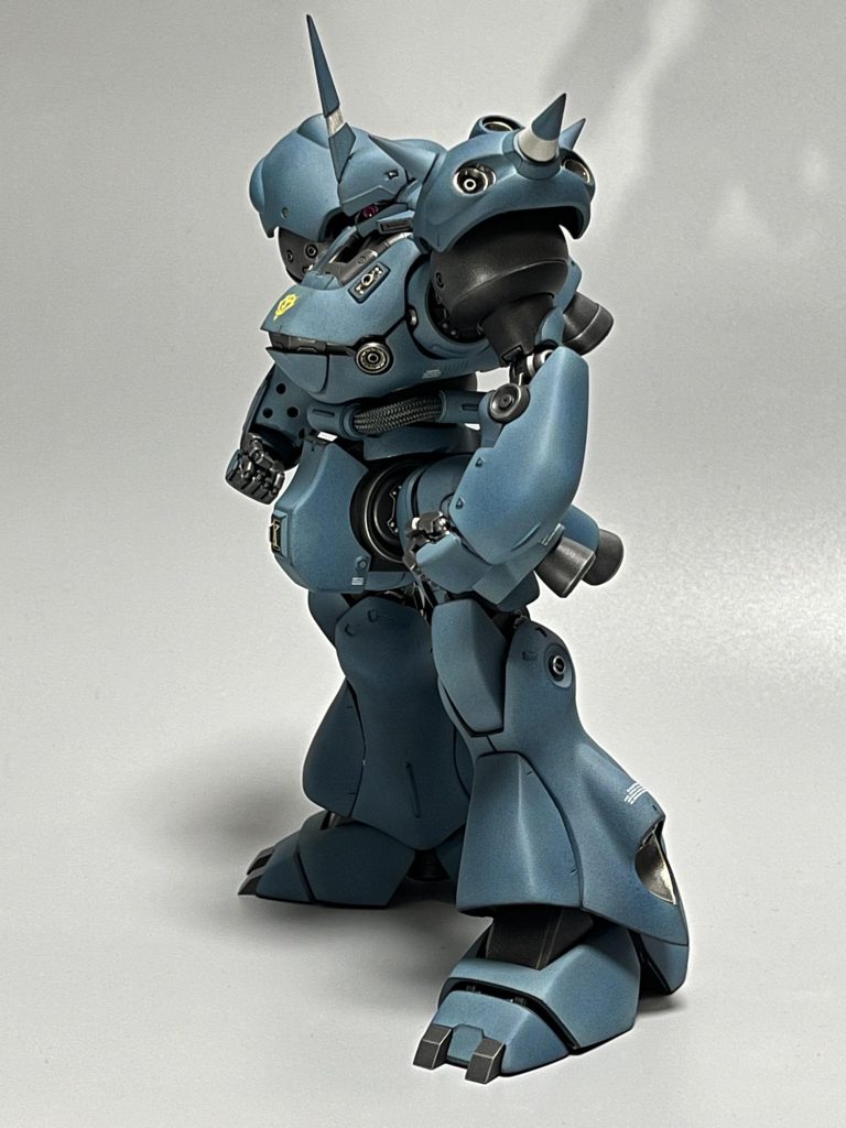 使ったのは設定に準じてMGザク2.0やREザク2改のパーツの一部など。なので可動範囲は2.0準拠の優秀な可動を実現しています。肘関節はガワラ曲げが可能。腰は分割や軸を新造してS字立ちも可能。