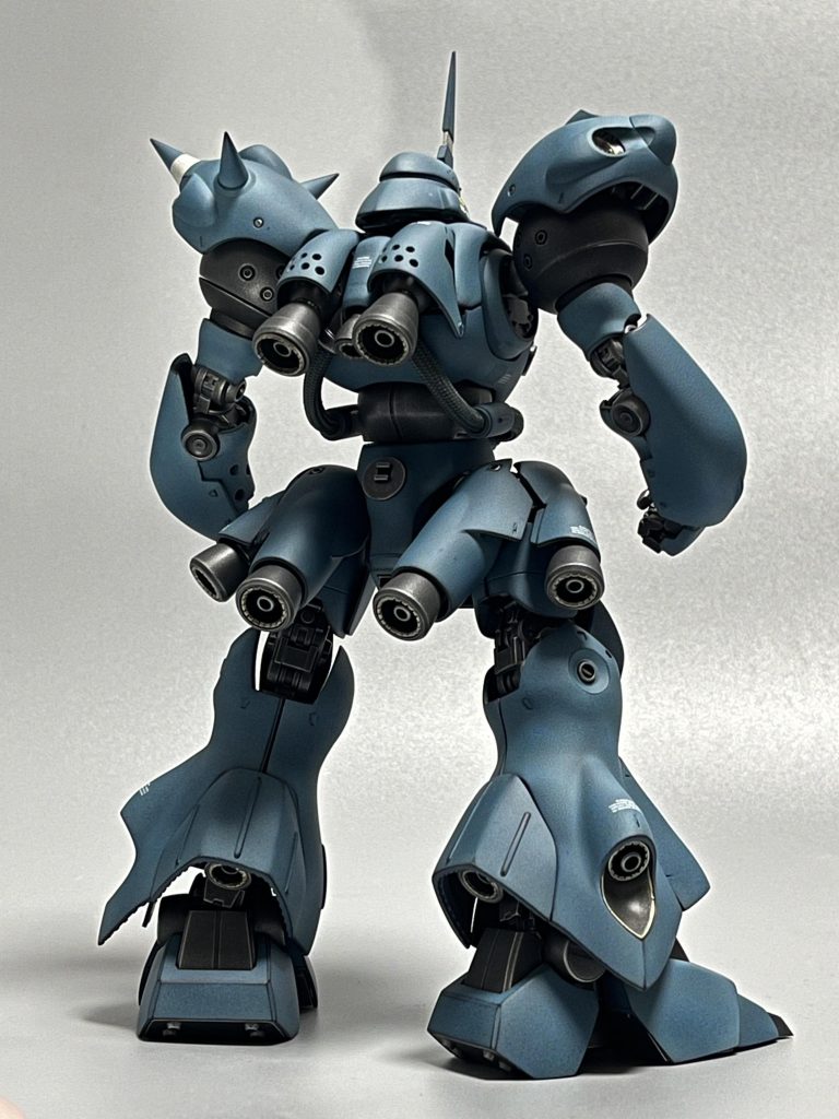 今回はケンプファーというキャラクターそのものを堪能するために武器は一切付けない方針で作っています。そのため、武器をマウントするための穴はメカっぽい基部を作って塞いであります。ここがポリキャップ丸見えだと急に現実に引き戻される気分になるのでしっかり作り込みました。バーニアは数が多くて嫌になりながらも中身を1mm四方のプラ板を大量に貼り付けてディテールアップしてます。このギザギザがたまらないでしょう？プラパイプでノズルを中にもう一層作るのはいつも通りです。