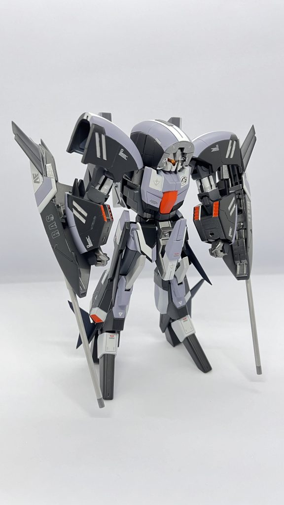 ベースカラーのブラックはメカサフヘビーとEXブラックを使用　グレーはNAZCAのジョイントグレー 