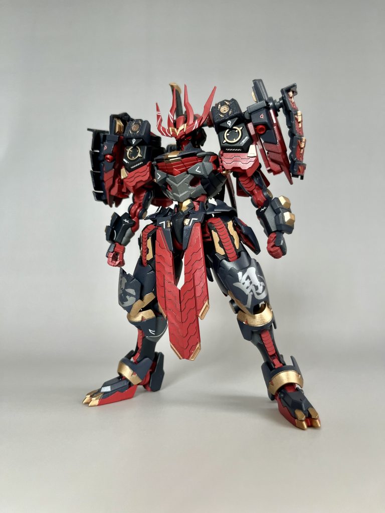 水性ホビーカラーのファントムグレーで装甲を、ダリルバルデレッドでフレームを塗装。筋肉の色みたいで有機的というか生物っぽさを意識してみました。ガンダムエアリアルをベースに戦国アストレイ頑駄無のパーツやSD信長専用軍馬の角、RGアストレイレッドフレームの刀と持ち手などを使用しております。