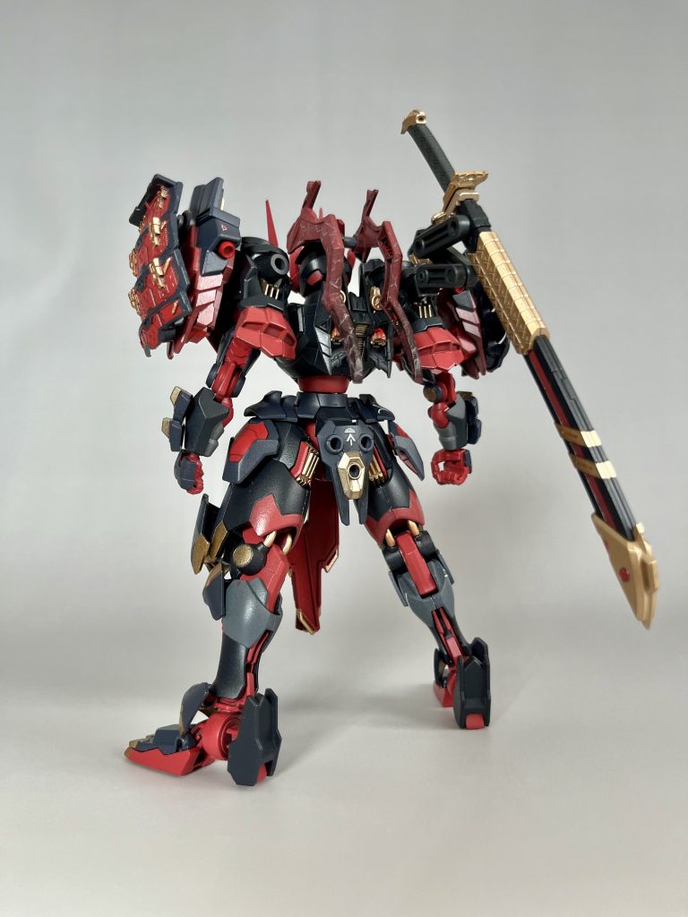 肩パーツを盛ったせいで、無改造の股関節だとフォルムがアンバランスだったので腿の軸を延長し、股関節を広げました。そのおかげで重厚感が出たかと思います( ͡° ͜ʖ ͡°)