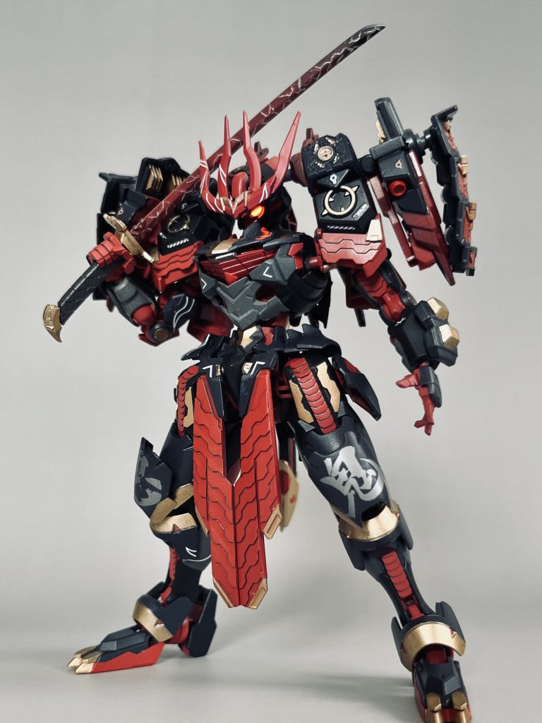 膝には「悪・鬼」のデカールを。こちらベルテクスの漢デカール02を使用しております。角度のせいで右の悪が見えませんが…