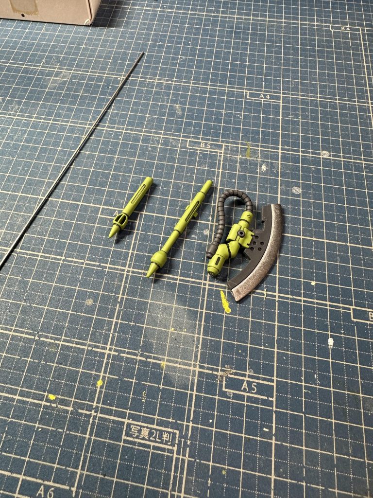 ヒートホークは誤ってグリップの接続部を接着してしまいました。仕方なく接続部をカット。ステンレス線を使用して接続できるように補修しました。