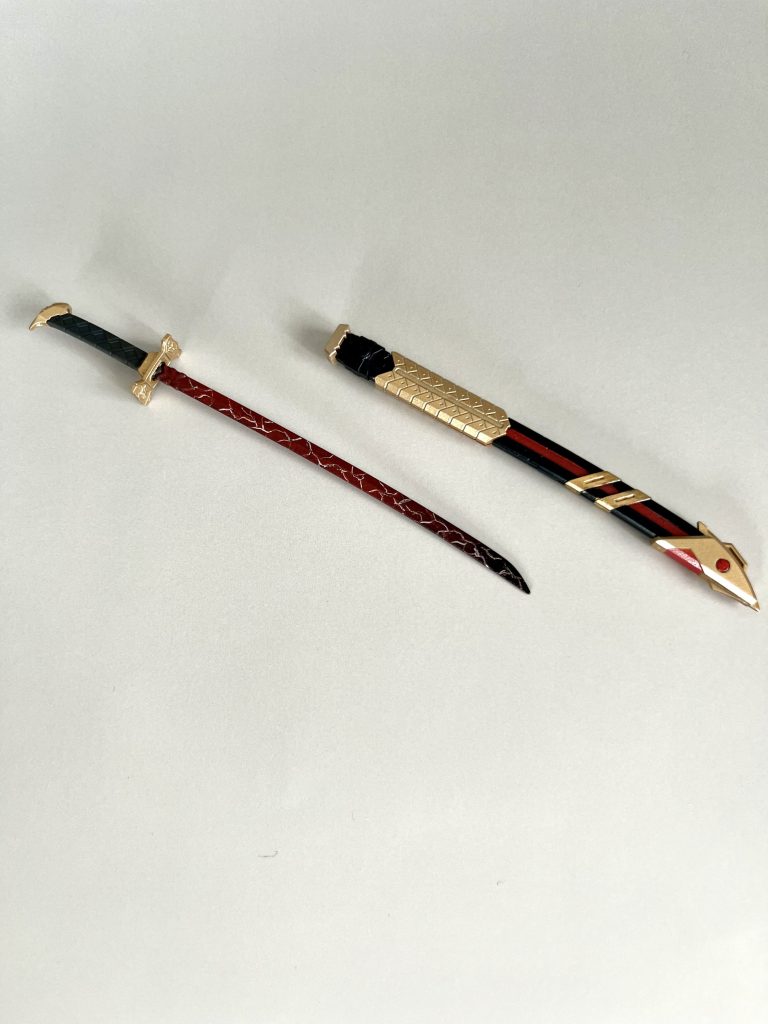 武装 「怨刀・火の閻魔」赤熱化してひび割れた刀身をイメージしてクラック塗装に挑戦。したものの普通に失敗したのでタガネでひびっぽい引っ掻きキズを入れました。