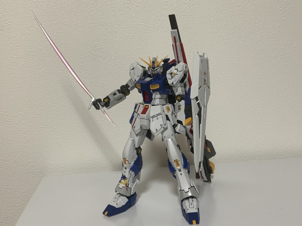 何気にビームサーベルは表面にパールシルバー吹いてます。容疑者はビームサーベルの粒子感を表現したかったなどと意味不明な供述をしており…あとこのポーズは逆シャアポスターをイメージしてます