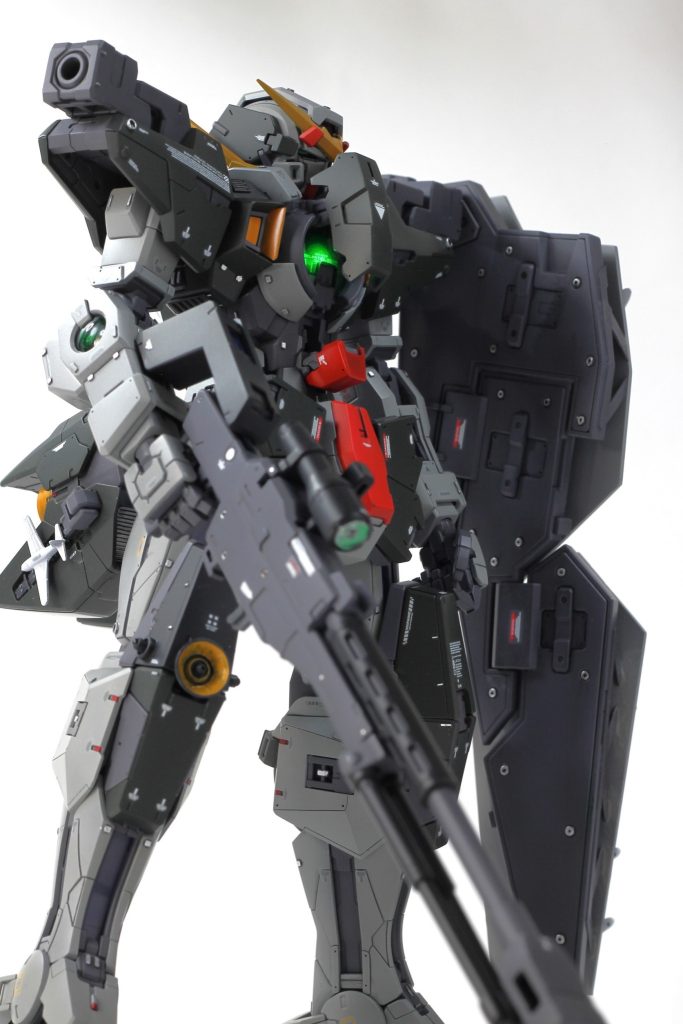 コックピットハッチなど、一部パーツは光沢仕上げです