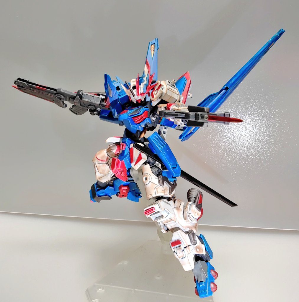 軽装射撃戦形態背部尾翼を展開し、右にビームライフル、左にアサルトライフルの二丁拳銃スタイル