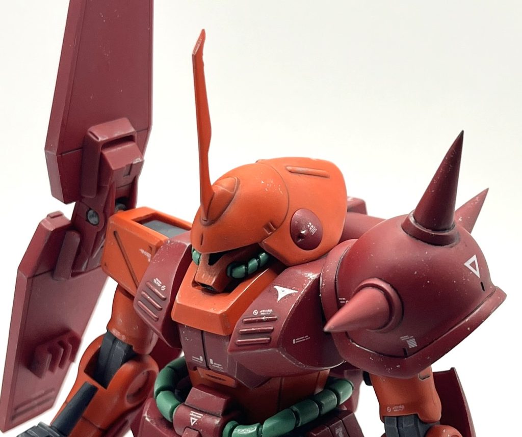 ブレードアンテナは安全用の余肉を溝に沿ってニッパーでカットすれば滅茶苦茶シャープな先端になり、素晴らしい仕様です。左肩のスパイクはキットのままでもまあまあ鋭いですが、ここはシャープ化しました。肉盛って削るのが億劫なので、先端を少し切り取り、ビルダーズパーツの先端を継ぎ接ぎしました。遊ぶ時に手に刺さって痛いです(苦笑)