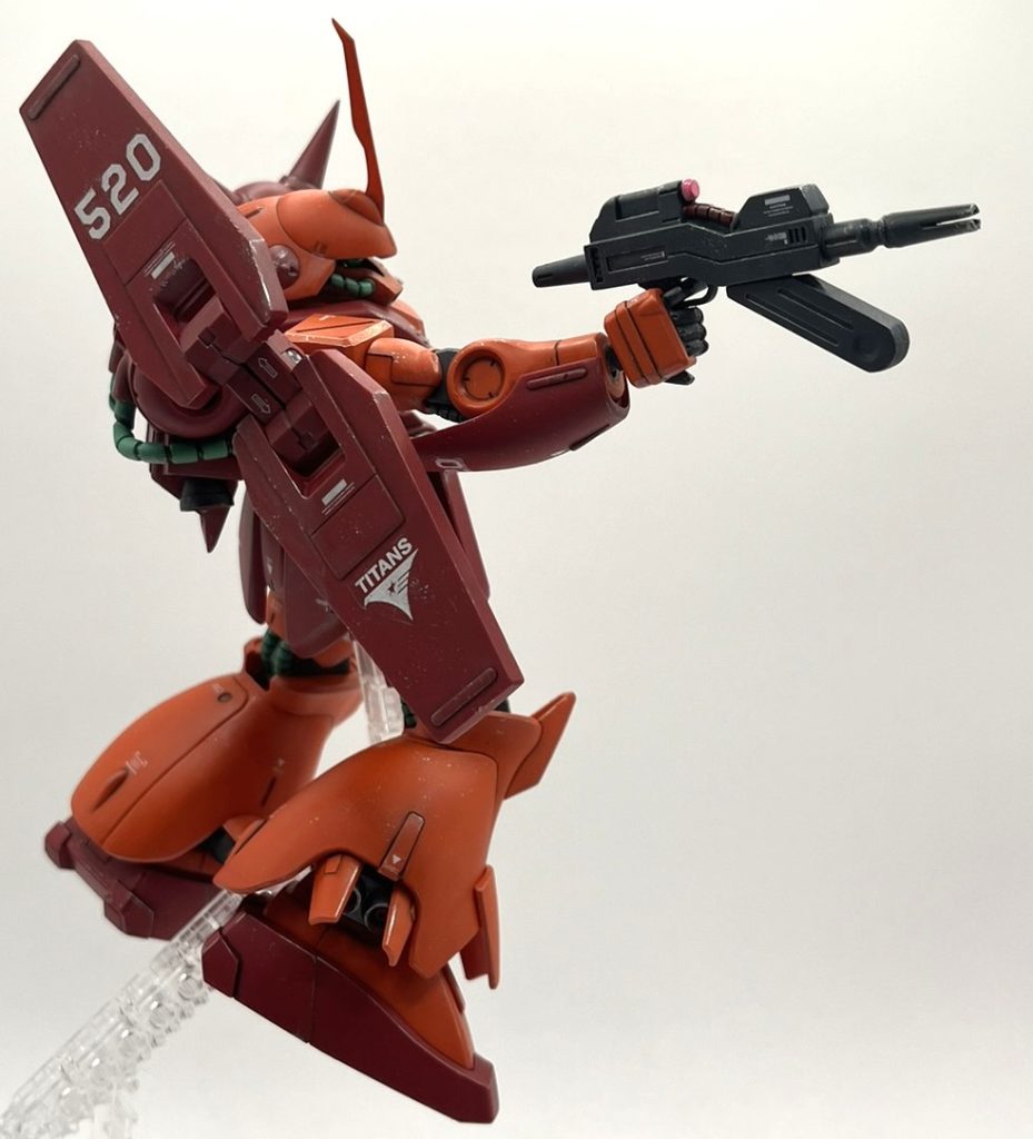 塗装は缶スプレーと一部筆塗りです。オレンジはタミヤのオレンジスプレー、濃赤色はクレオスのあずき色で塗りましたが、どちらも成形色とほぼ同じで個人的には100点満点の塗装色でした。関節部や動力パイプは成形色、マニピュレータはゲート痕がちょっと目立ったのでガンメタル色で筆塗りしました。バーニアも全てガンメタルで塗り、内部は赤で重ね塗りしました。