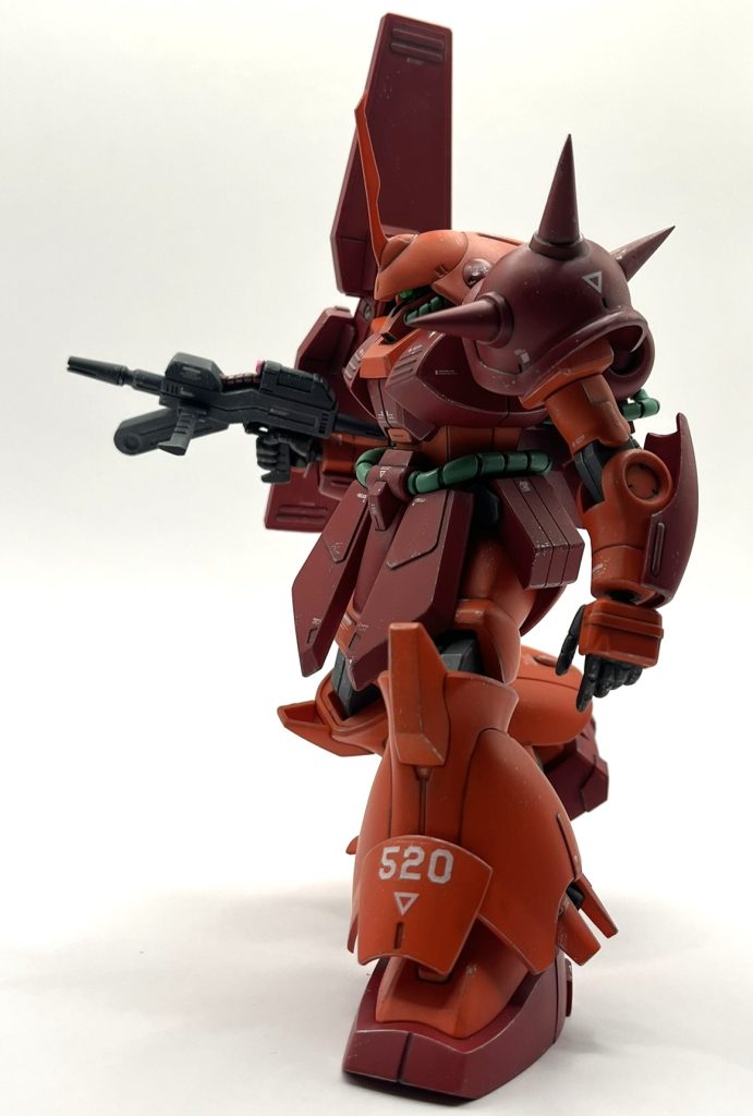 色を塗り終わってから気づきましたが、左肩アーマーに干渉して左腕が全然上がらないんですね...。ネットで調べると色々と可動範囲改善の改造事例が出てきました。分解して改造して、また合わせ目消して色塗り直すのを考えると気が遠くなったので、キットそのままの味(可動範囲)を味わうことにしました(笑)まあそんなにグリグリ動かして遊ぶわけでもないので、大勢に影響はありません。