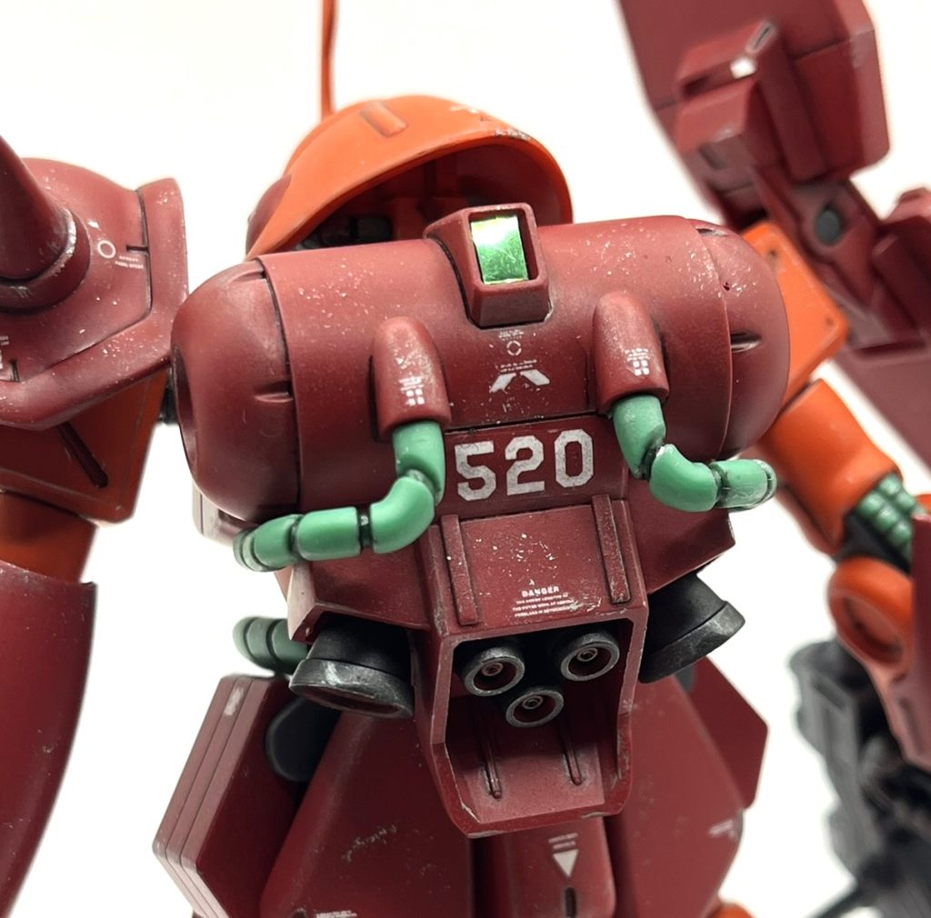 バックパックのセンサー部はシールが無くなってしまったので、プラ板を枠に合うように切り抜きメタリックグリーンのラピーテープを貼り、プラ板を落とし込みました。