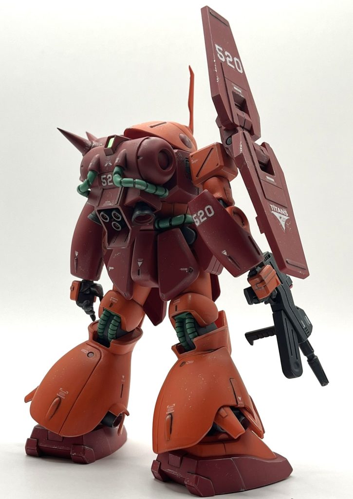 合わせ目も素直で塗装等もしやすく、造形も良いので、組んでいて非常に楽しいキットでした。並行して組みにくいHGUCゲルググを制作していたので猶更そう思ったのかもしれないです(笑)