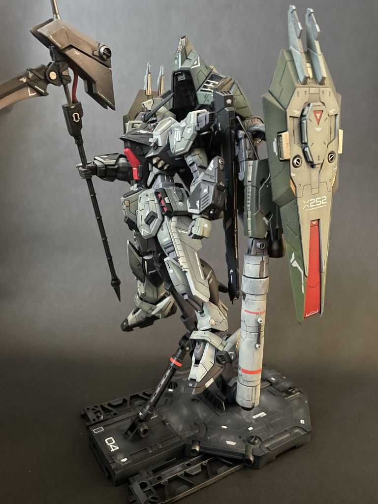 特徴的な背部ユニットのせいで背中が重く、アンバランスで有名な(？)キットなのにさらに余計な物を追加して…馬＆鹿ですね