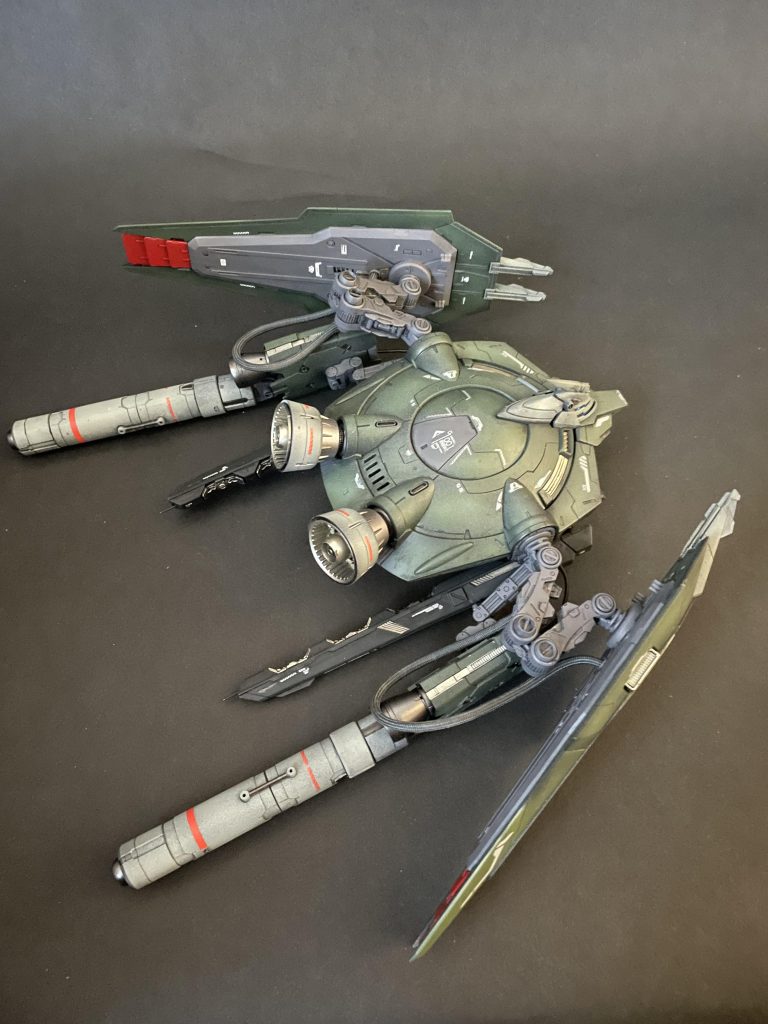 背部ユニットだけでHG一個分くらいのボリュームあります。因みにVアンテナは思い切ってオミットして、一本ツノのアンテナに変更しています。どことなくジオン系MAのようなデザインなのに、ガンダムのアンテナは違和感あるんですよ…あ、個人の感想ですよ。