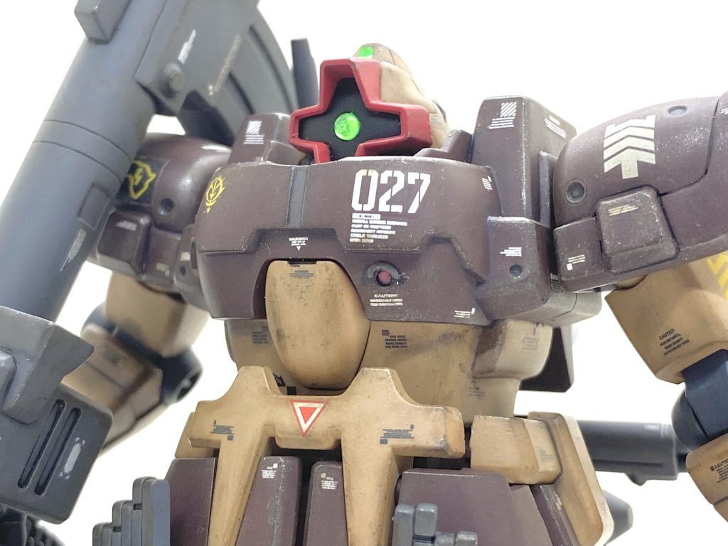 左胸の拡散ビーム砲っぽいディテールは穴開けてクリアーパーツにしています。