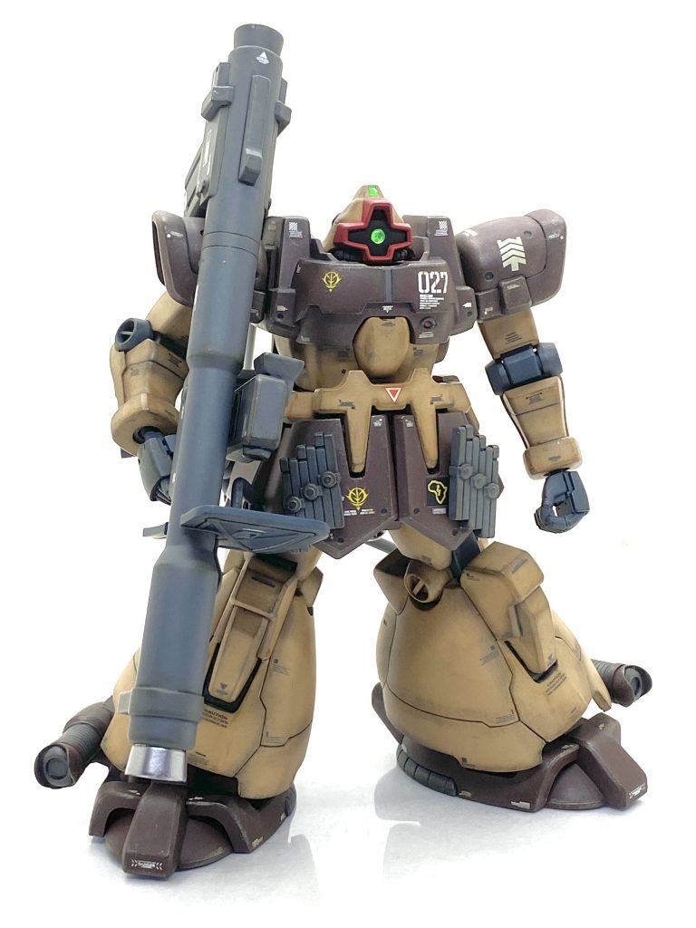 サンドイエローの箇所はグレー系のデカールをその他はいつもの白デカールを貼り、昔の電撃ホビー誌の付録であるテトロンシールの中にアフリカ方面軍っぽいマーキングがあったので肩と腰のフロントアーマー部に貼り付けました。デカール保護の艶消しクリアーも当然ラッカーでやはり最初に吹く際は50センチ程離して、砂吹きになる様に軽く吹いて、20分程乾かした後にいつも同じ塗料が垂れる寸前まで吹いても水性で塗った個所は塗膜を傷める事はありませんでした。先日らいだ～Joe先生の著書であります「お気楽モデリング　レベルアップ講座」が出版されて読んでみたのですが・・・今まで自分がやってきたお気楽汚しが微妙に違う物で今回はムックの通りにウェザリングを施しています。特に関節周りにオイルのウェザリングマスターをたっぷり付ける事で関節周りは汚れが溜まるのは当然なのでやや多めに施していましたが上手くリベイク出来たと思いました。