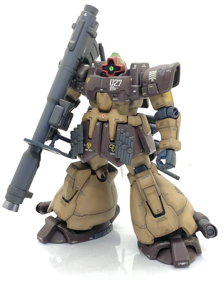 HGUC ドムトローペン サンドブラウンを作ってみました。最近、在庫を整理する機会があり片づけていたのですが・・・20年以上前に作った物が沢山出てきました(良く言えば物持ちが良い、悪く言えば捨てられないのです)。当時はエアブラシやコンプレッサーは持ってないからラッカーの筆塗りに缶スプレーのクリアーコーティングでデカールも殆ど貼らない(というか当時はガンダムデカールはまだ無く、今ほど良いデザインのデカールもありませんでした)墨入れがガンマカでかなり太い線なのですが結構頑張って作った感じはしてました(笑)。見てみますと・・・幾つかのキットはリベイク出来そうなので今回はその最初としてドムトローペン サンドブラウンをチョイスしてデカールを貼ってウェザリングを施し、今の自分の作品に加えようと思います。ただ、下塗りにラッカーを使ってますから細部塗装に今回は水性塗料を使ってみる事にしました。
