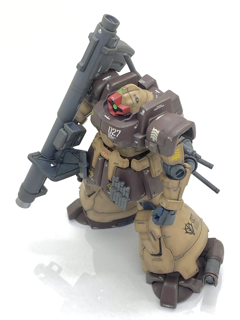 メタリック以外の部分は最後に(クレオス)Mr.カラーGXスーパースムースクリアーを吹き付けて、らいだ～Joe先生のお気軽汚しを参考に(クレオス)水性ホビーカラー焼鉄色をスポンジを使ってチッピング、(クレオス)ガンダムマーカー リアルタッチマーカーブラウン1を焼鉄色に塗った箇所に塗り神ペンでぼかし、(タミヤ)ウェザリングマスターでオイルをエッジ部分を付けた後にブラウン部分は更にウェザリングマスターのチタンと赤焼け、イエロー部分がライトサンドを具合を見ながら付けてウェザリングをしました。