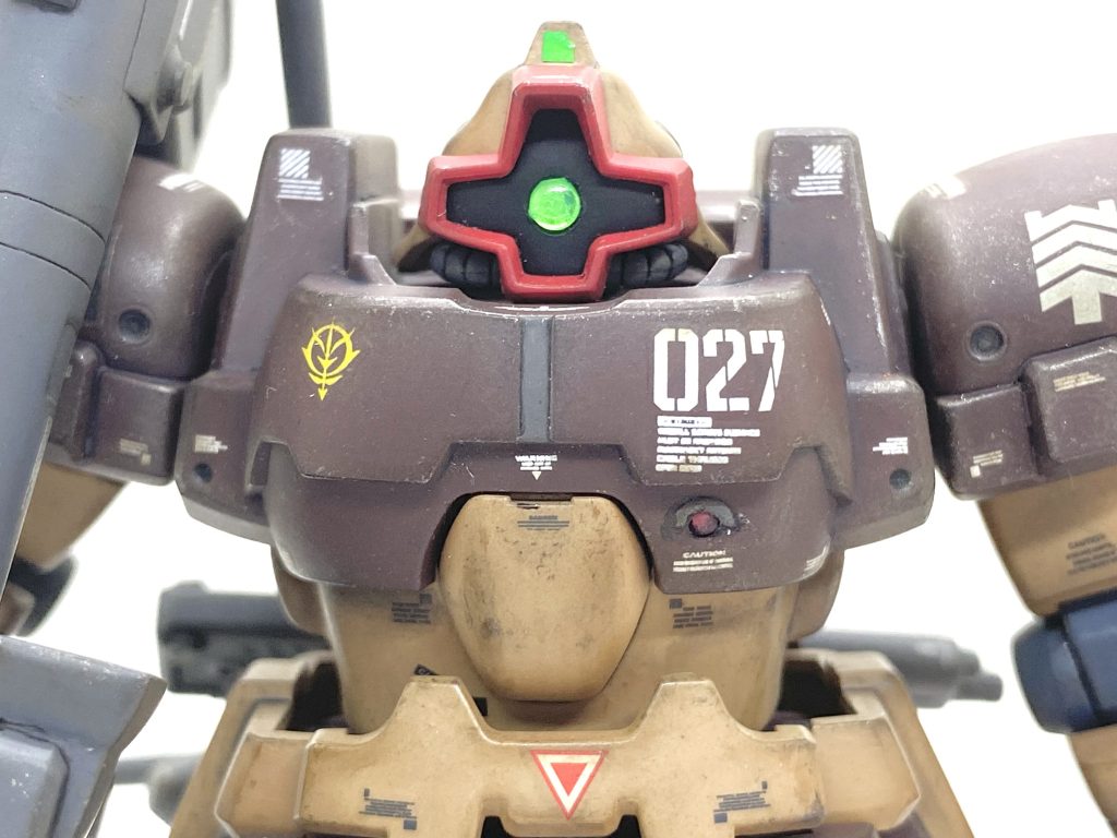 デカールはガンダムデカールのHGのシナンジュ用をメインにかなり古そうなジャンクデカール(恐らくジャブロー攻略作戦 水陸両用モビルスーツセット用の)やベルテクス等の市販のデカールを使いカトキ風にしています。一部は電撃ホビー付録のテトロンシールを使いました。