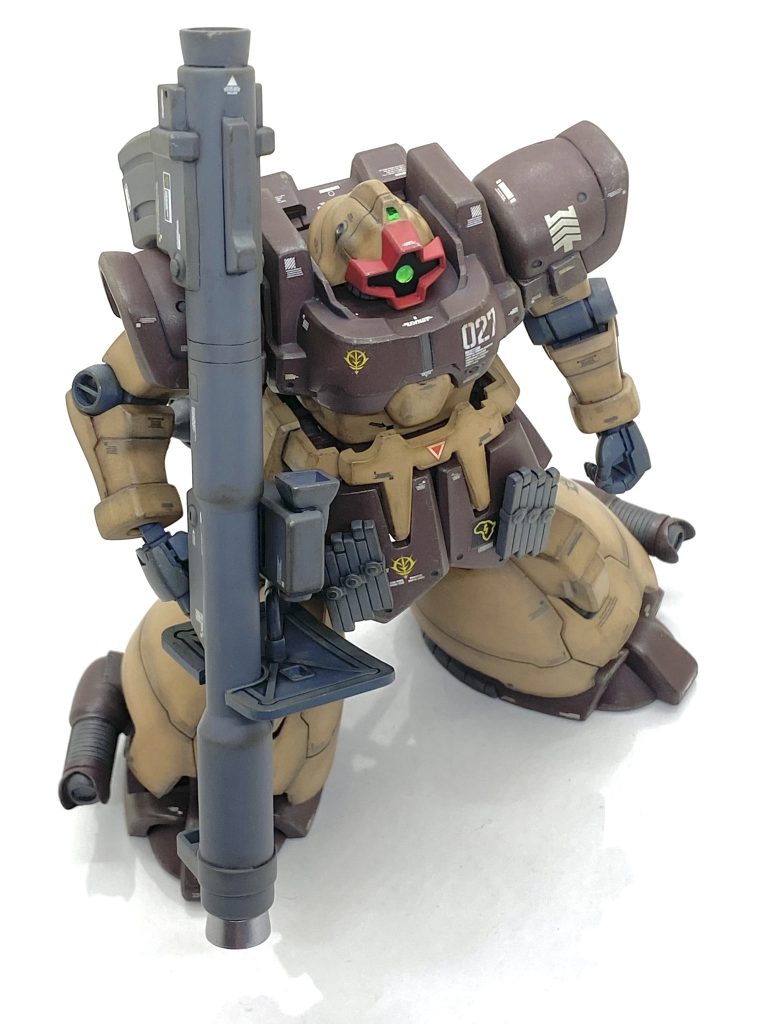 20年以上前に作った物なので当時は技術がなく、肩やラケーテン・バズ、シュツルムファウストなんかは合わせ目が完全に消えてないのに塗装をしており浮き出ていたので、まずはそこを削って綺麗に処理をしました。勿論、全塗装してる上からヤスリ掛けしたので塗膜が剥がれてしまっているので武器は全部ラッカーで塗り直す事にしますが・・・問題は水性のクリアーでコーティングしてある事でした。前にシュツルム・ディアスを作った時に細部をエナメルの筆塗りで対処してラッカーのクリアーを吹いた時に最初は50センチほど離して、そっと砂吹きになる様に吹きましたら塗膜を傷めずに綺麗にコーティング出来たのを思い出し、同じように吹きましたら・・・塗膜がざらざらする事なく綺麗に塗れました(水性の上からラッカーを塗るのはエアブラシみたいに風量をコントロール出来るから可能であって筆塗りだと塗膜を傷めて失敗しますから止めてください)。後は筆塗りですから埃を被ったまま塗装をしてる事が多く、そこはペーパーで削り、当時物の塗料は残ってましたからそれを使って上からエアブラシで吹きました。