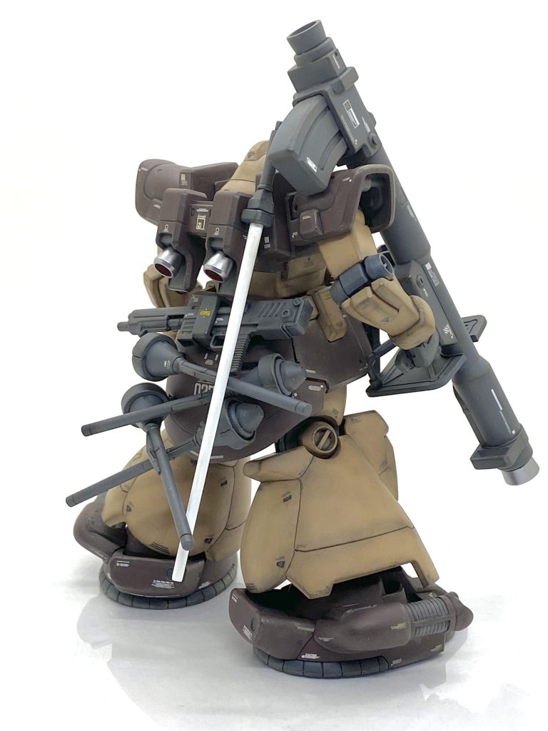 次に細部の塗装ですがラッカーで下塗りしてますから同じラッカーではダメでエナメルですと墨入れする際に支障が出ますから、これも20年ぶり以上に水性塗料を本塗装に使う事にしました。幾つか買ったのですが・・・ガンダムエアリアルグレーは前から気になっていたからこれをチョイスし、装甲裏はエアブラシで小さい箇所は筆で塗っていきます。エアブラシは塗料1：溶剤0.8ぐらいで割って吹きますと非常に綺麗な塗膜でビックリし、筆塗りはそのまま使いましたがこちらも隠ぺい力が抜群で一度で綺麗に塗れました。はみ出した所は水性の溶剤でふき取りした際にラッカーの塗膜が痛んだ事があり、今回はHJ誌等で推奨されてます弱アルカリ性洗剤(マジックリン)でのふき取りを試してみたのですが・・・原液のままですと洗剤なので泡立ってしまうので塗膜を傷めてしまい、半々ぐらいで水で薄めますと泡立ちが少なくなります。綿棒使ってはみ出した個所をふき取るのは軽くやるだけで綺麗に良く落ちるので素直に信じて大正解でした。