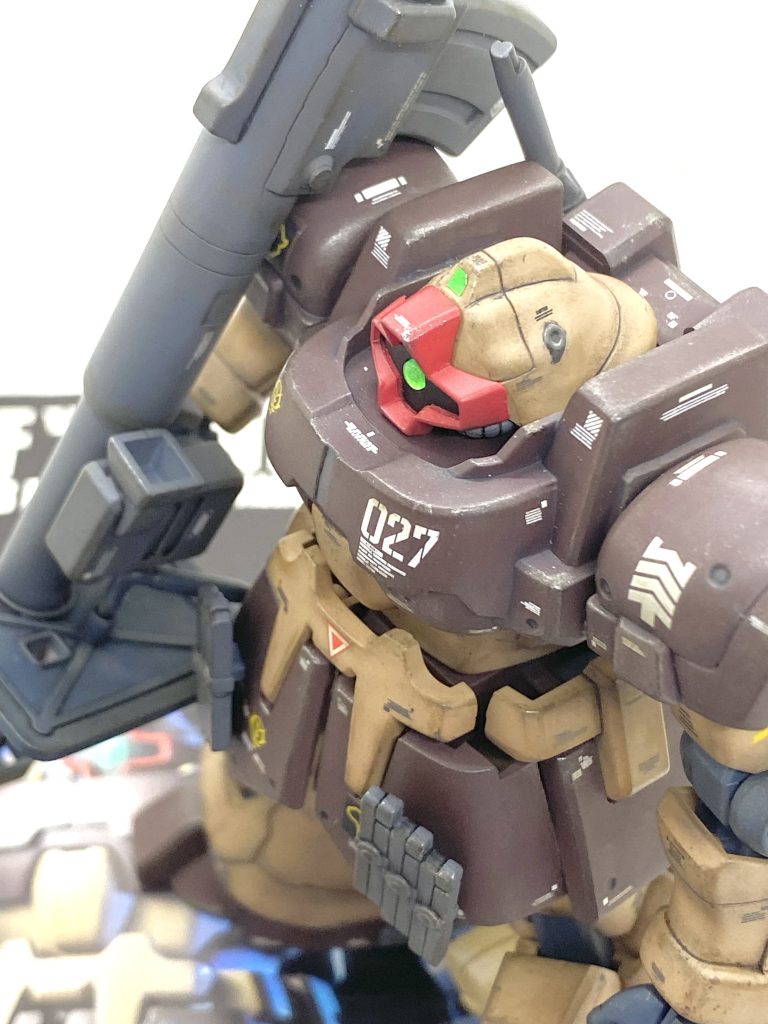 最後は説明書と。ドムトローペン サンドブラウンも中々再販されない物で未組み立てのを高いお金払って買うより、一度作ってある物のリベイクの方がお財布にも優しく(笑)、自分のいつもの作品に見劣りのない物が出来ました。今回は水性塗料を作品のカギでマジックリンでのふき取りや水性の上からのラッカーのコーティングは「上手くいくか？」と最初は思っていたのですが全く問題ないほどで使える塗料の選択肢が一気に増えたと思います。クレオスは水性系のみしかない色が多数あるのですが、今まではラッカーでのコーティングに躊躇したましたから買わなかったのですが最初に砂吹きすれば大丈夫というのがわかったのでこれからは普通に使うと思います。久しぶりにらいだ～Joe先生提唱のお気楽汚しが出来たのは僥倖でやはりウェザリングは楽しいですね・・・20年物の作品も上手くリベイク出来ましたからこれからもお気楽汚しを施していこうと思います。ご覧して頂きありがとうございました。