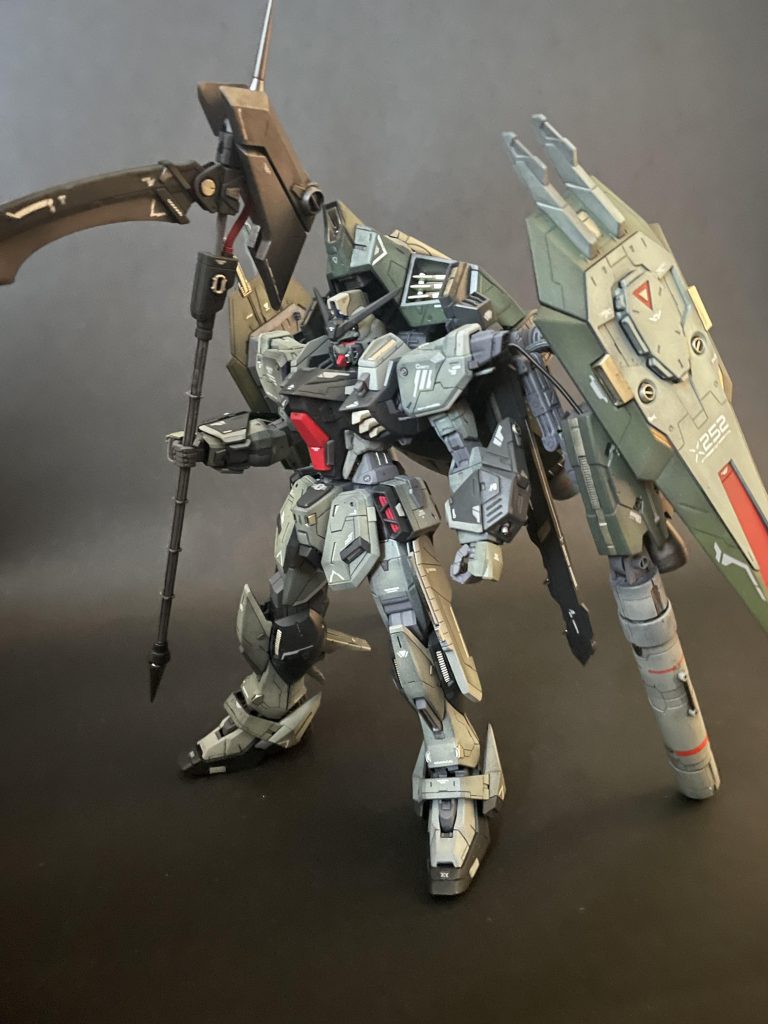 背部重量過多で自立しないと思うじゃろ？ところがどっこいプロペラントタンクが良い具合に支えになってくれるんだよな！サイドスカートはRGゼータのパーツを流用してやや大きくしています。