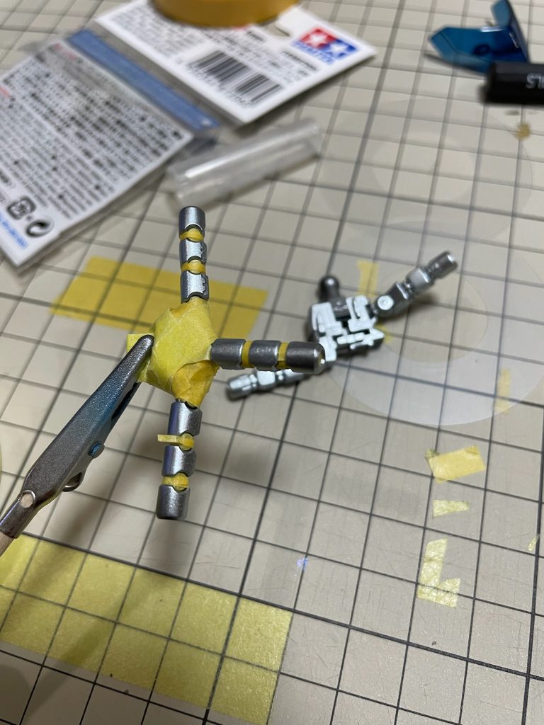 RGジオングの鬼門､指のマスキングですねぇこういうマスキングを完璧にこなす方尊敬します:( ´ω` ):