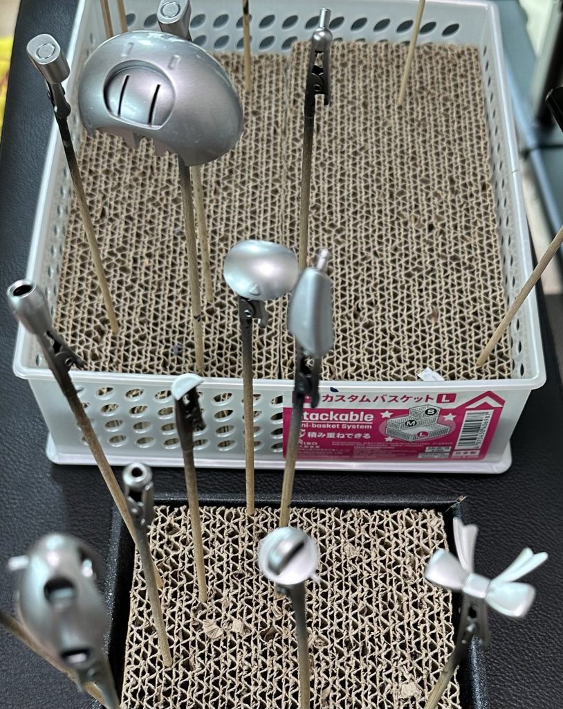 シルバーで下地。気分転換にサクっと作るはずが顔に埃が噛んだり、乾燥不足で何度かやり直しました💦