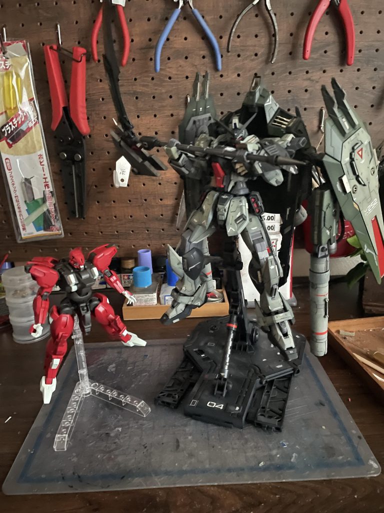 以上でございます。そういえば1/100スケールのキットを投稿するのは初ですかね？因みに今回、SEED系のデカールがどこ探しても手に入らなかったので、代わりに水星の魔女のデカールを買ってきて多用しています…何故？【次回予告】ダリルバルデって、『アレ』に似てるんじゃね？ではまた！