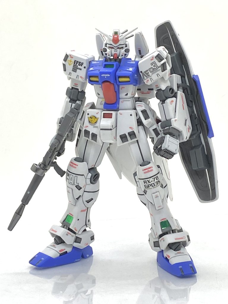 HGUC ガンダムGP03S ステイメンを成形色仕上げ＋αで作ってみました。ステイメン・・・花の雄しべを意味するこの機体は洗練されたボディラインが大変魅力的で腰の大型バインダーと滑らかなバックパックが織りなす純白の背面ラインは天使の翼みたいで宇宙世紀で一番美しいガンダムと言う方もいます。デザイナーは勿論、あのカトキハジメ氏でGP01直系でありながら直線と曲線を織りなすバランスの良さは流石としか言える言葉ないです。ですが・・・各部にあります凹ディテールの塗分けは普通に考えれば滅茶苦茶面倒であり、キットも20年以上も前なので合わせ目も多数あるのでキチンと仕上げるのは大変なキットでもあります。今回は清潔感はありながらも試作兵器としてのガンダムを目指して、このキットを作っていきます。