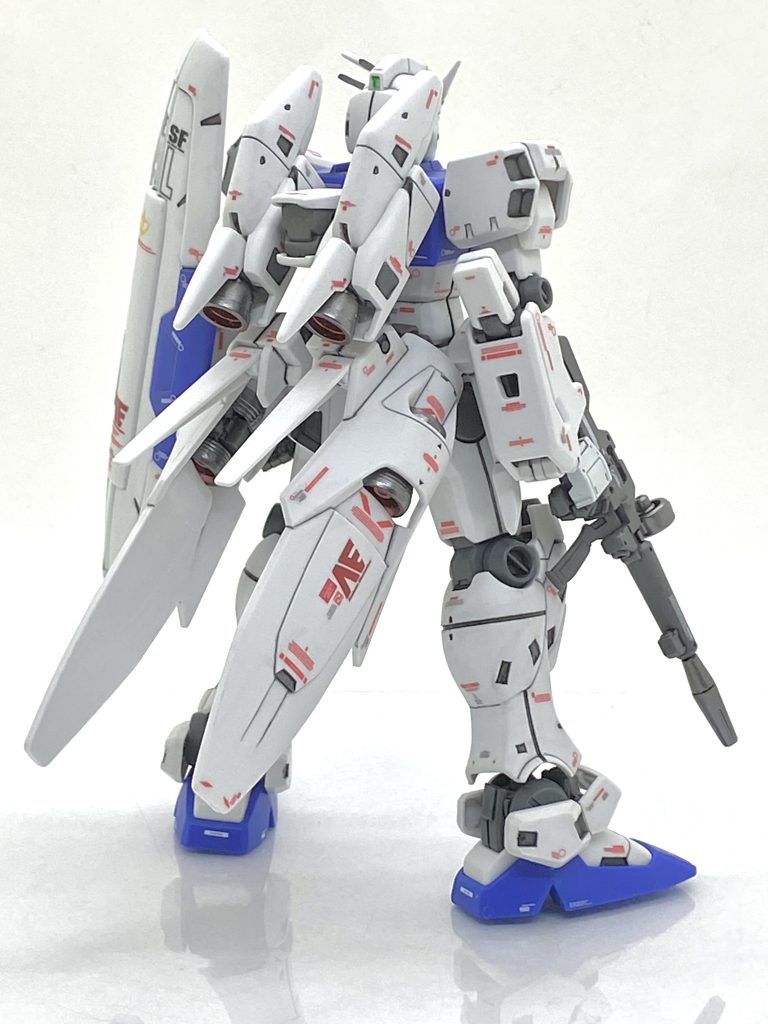 20年以上前のキットで金型がくたびれているのか(笑)モールドが非常に甘い箇所が多かったのでほぼ全てダンモで彫り直しました。結構太い線もあるので今回は1～4mmと様々なサイズのダンモを使い彫り直したので墨入れする際には非常に綺麗に入りました。ただ、この時期のハンドパーツは造形が非常に甘いので純正品のハンドパーツに変えたのですがもう一回り小さいのでも良かったかもしれません。そのハンドパーツの甲ととシールドの青色部は当時のガンダムカラーセットの指定色を使いってさっと塗装しますが山の様にある凹モールドはラッカーのグレーバイオレットでちまちま筆塗りをしました・・・成型色仕上げだとはみ出しても綿棒で拭き取れば良いからその辺りは気楽に出来ます。武器類や太腿上部は綺麗に塗れるエアブラシで塗装しました。