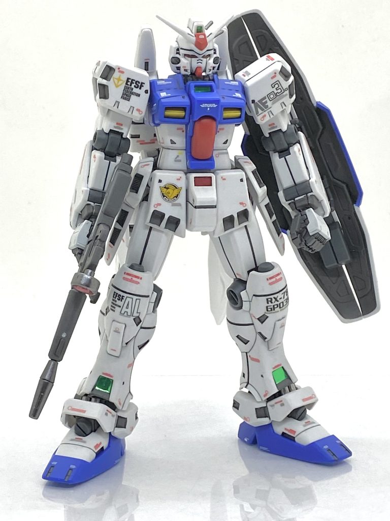 自分は二週に一度、ウサ男塾というⅩ上で自分の作り方を公開してるのですがその時に水性塗料を使った塗分けをやりました。水性塗料はラッカーの上から塗ってはみ出してもマジックリンを使って拭き取れば塗膜を傷めずに塗分けが簡単に出来るので今回はシールド裏にそれを実践します。グレーはラッカーで塗った色と同じRLM75グレーバイオレットがあるのでそれを塗料1：溶剤0.8程度で希釈し、それを2回ほど吹けば綺麗に発色します。シールドの青部分が塗装した箇所なのでラッカーの拭き取りが出来ないので・・・乾いた後にドムトローペン サンドブラウンと同じく水で希釈したマジックリンではみ出した個所を綿棒使って拭きますとマスキング無しで綺麗に塗り分けられます。ラッカーの艶消しクリアーも最初に50㎝ほど離して上面がぽつぽつが出来る砂吹きになる様に吹き、10分程乾かしてから普通に吹けば塗膜を傷めずに綺麗に吹けます(水性の筆塗りの箇所をラッカー上塗りする場合は砂吹きしなくても大丈夫ととあるムックに書いてありましたが自己責任でお願いします)。デカールは昔ありましたGUNDAM FIX FIGURATIONを参考に試作機なので少し多めに貼ってます。