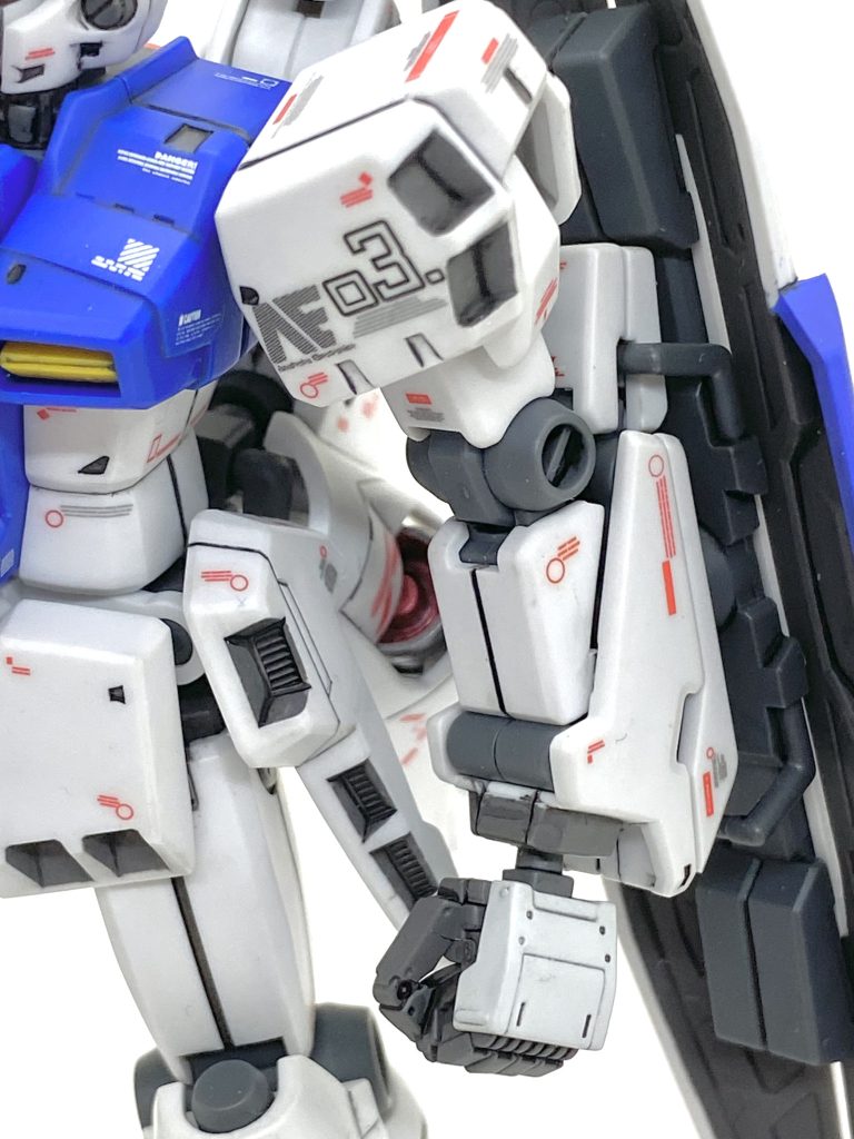 シールド裏は水性のグレーバイオレットで塗り、ラッカーのスムースクリアーでコーティングしてます。