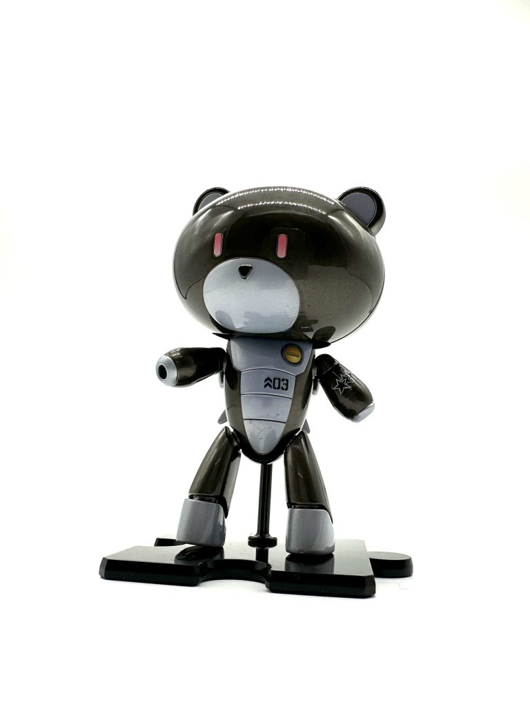 黒い部分はスモークグレーで。目の部分は付属のシールに白でハイライトを入れています。