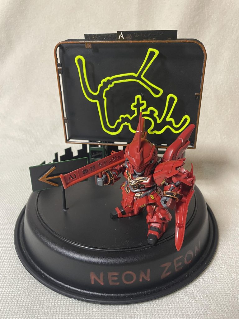 サザビーに使用している塗料だと色味が合わなかったので機体を変更。シナンジュに。袖付きもネオ・ジオンの残党だからセーフ…ですよね?