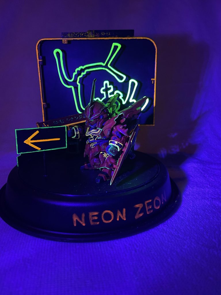 塗料に蛍光カラー混ぜたり、蛍光ペンで縁取りしたりしまして、ブラックライトで光ります。