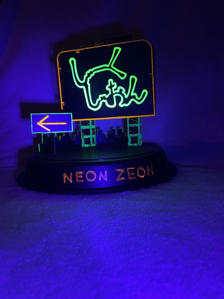 NEO ZEON→NEON ZEON……ただの駄洒落です。ジオラマの台座は植木鉢の鉢受け、柱は100均のトラス、背景はプラ板です。