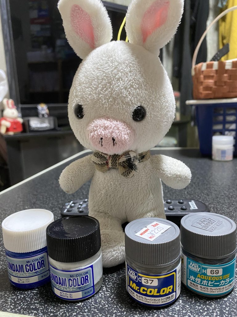 今回使いましたカラーです。旧ガンダムカラーは成型色とほぼ同じで大変重宝しますし、グレーバイオレットはグレーの中でかなり良い色合いで水性もあるので塗分けの選択肢が増えます。