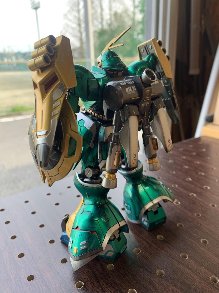 バックパックもさみしかったので手を加えてみました プラ丸パイプでバーニアを延長+ジャンクパーツで保護カバーっぽいのを追加しました 結構気に入ってマス肩のガードもパテで先端を延長、プラ板でディテールを追加しました(パテとの境目をごまかすためでもあります…)