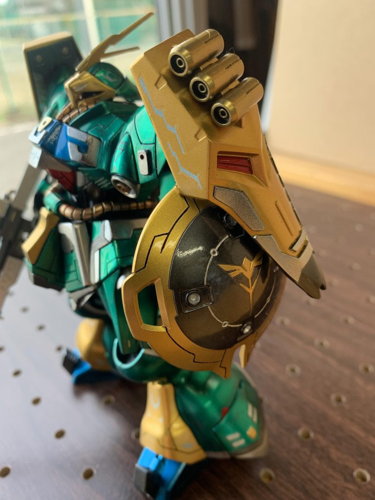 盾のジオンマークは塗装しました マスキングがんばりました やっぱり曲線のスジぼりはムズカシイ… 苦手デス