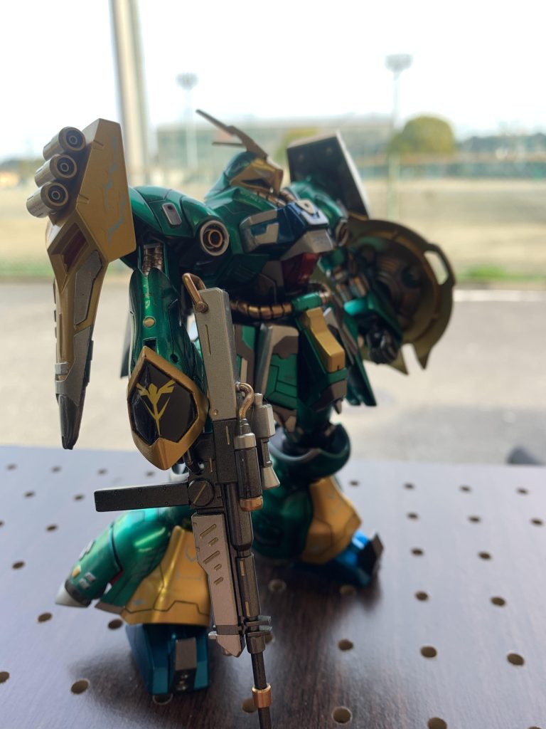 右腕にシナンジュっぽいエングレービングが付けたくてプラ板&デカールでネオジオンマークをつけてみました ホントは塗装でやりたかったけど出来る気がしなかったのでやめました…なんとなくイメージ通りに出来たんじゃないかなと思います