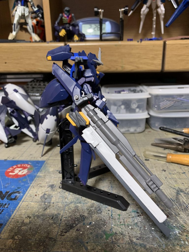 手持ち武装の高出力ビームキャノン。ジムスナk-9のビームスナイパーライフルをベースに色々パーツを盛りました。その他武装も全身に追加。