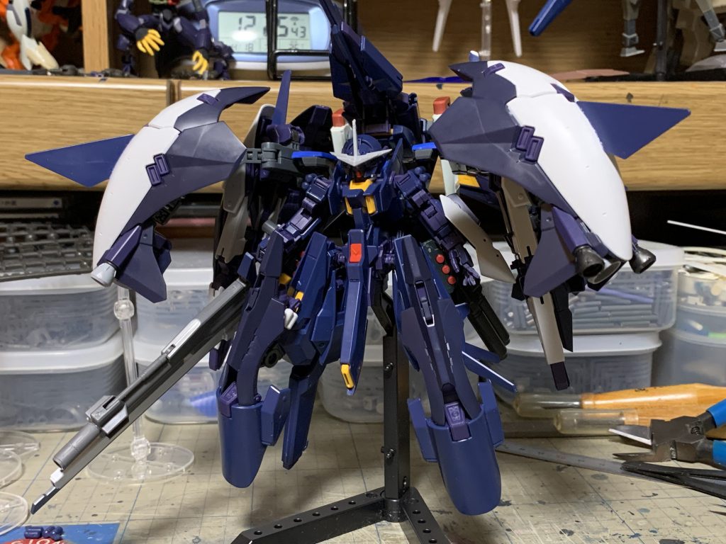 そしていつものサフ無し筆塗りで仕上げています。今回は他人の作品に戦いを挑むという、普段とは違う動機で製作を行いました。これはこれで色々と思いついて楽しい製作となりました。オプションを外した基本形態はこちらから。https://gumpla.jp/hg/1911570また、改めてエフラファ及びインレ・フレア・ルーを設定で使用する許可をくださったまるいるかさんに感謝したいと思います。ありがとうございました。そして皆様、ご清聴ありがとうございました。