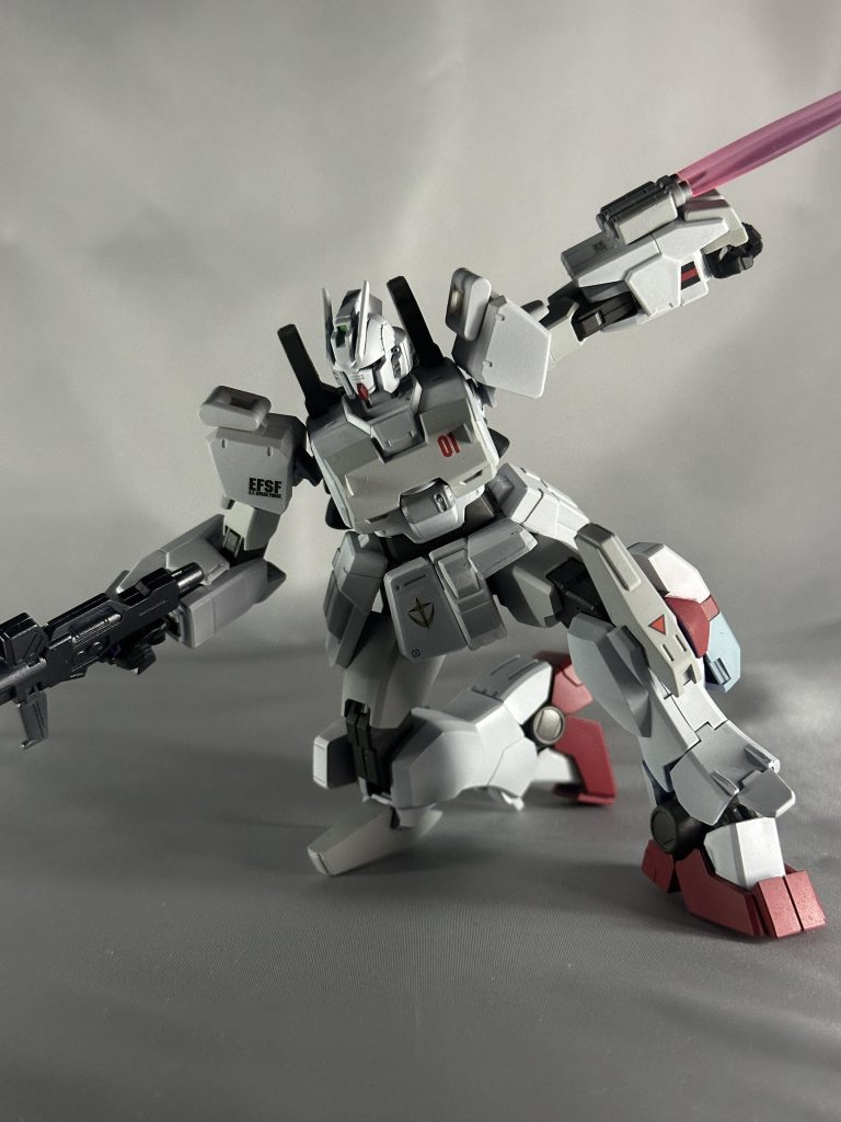 サーベル構えてアクションポーズ