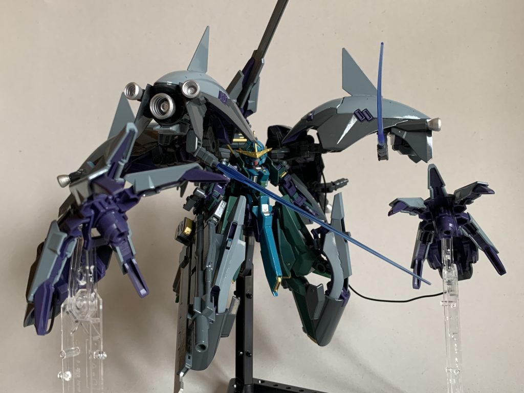 キハールⅡユニット2機分をシールドブースターとして使用し、その内側にサブアームとファンネル×4、コンポジットシールドブースター×5、高出力ビームキャノン、2連ビームキャノン×2、2連大型ミサイル×2、3連グレネード×2、2連グレネード×6を装備して、大幅な機動性・防御力・火力の増強を行っている。詰めに詰めてフル装備時の戦闘力はもはや大型MAと遜色無い。 そして三度目の挑戦、ダイバーまるいるかのA.O.Z愛と情熱の結晶であるインレ・フレア・ルーに己の全てを賭けて挑み、そして……