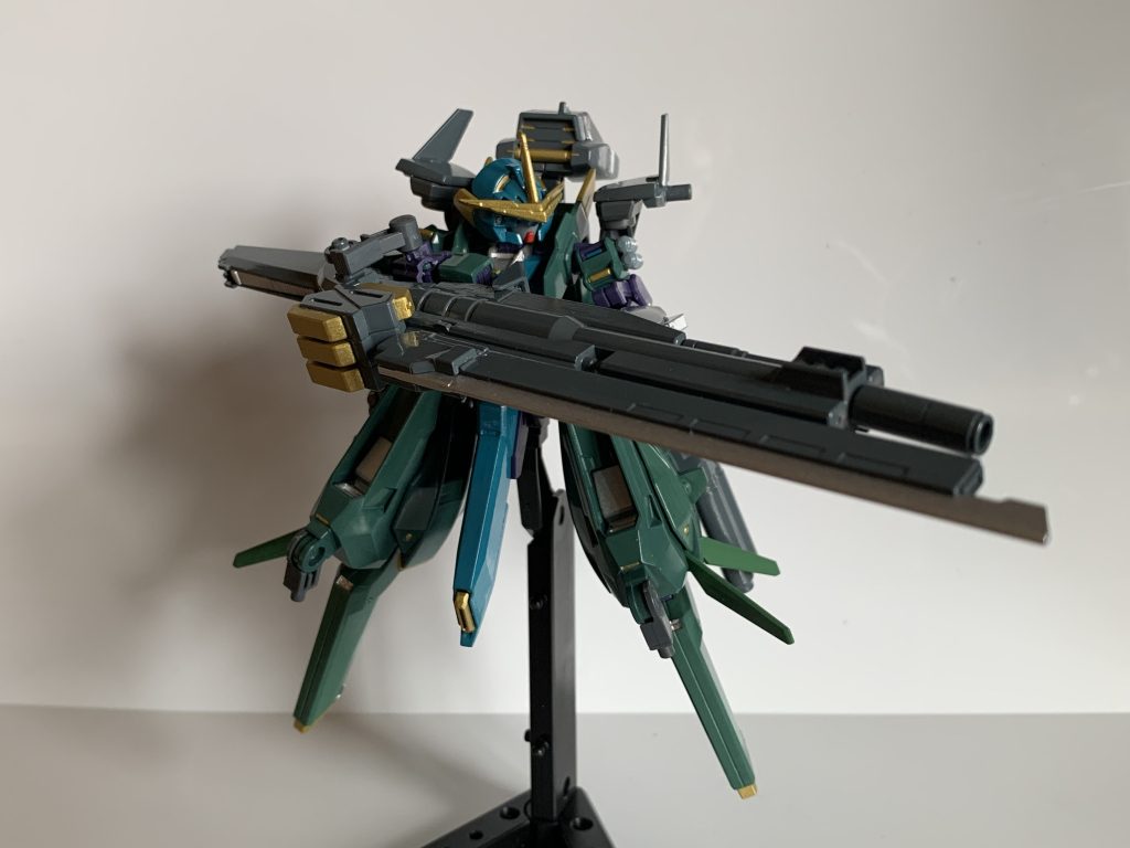 大出力ビームキャノン。ヘイズルのビームライフルに付いているEパック6個を並列接続しており、Eパック一つにつき2発発射可能。パックを入れ替えずに全弾打ち尽くしたら丸ごと投棄する。