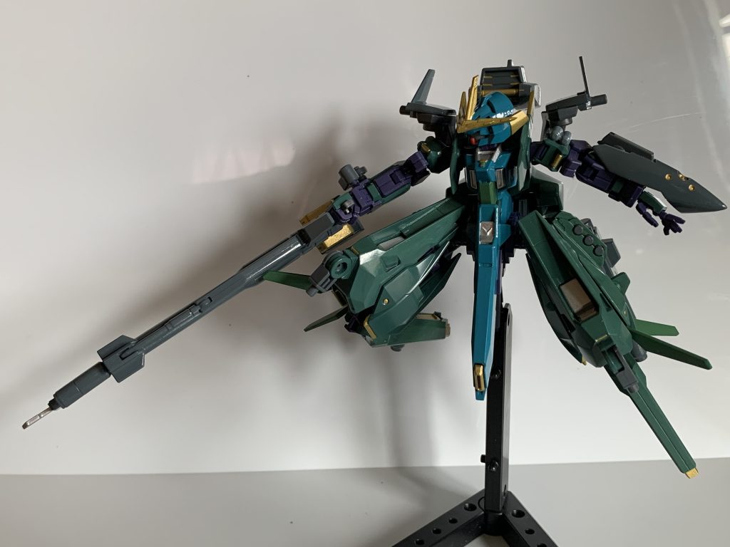 ビームキャノンにはヒートブレードが装着されているので近接戦も可能。ただ大きいので取り回しはとても悪い。