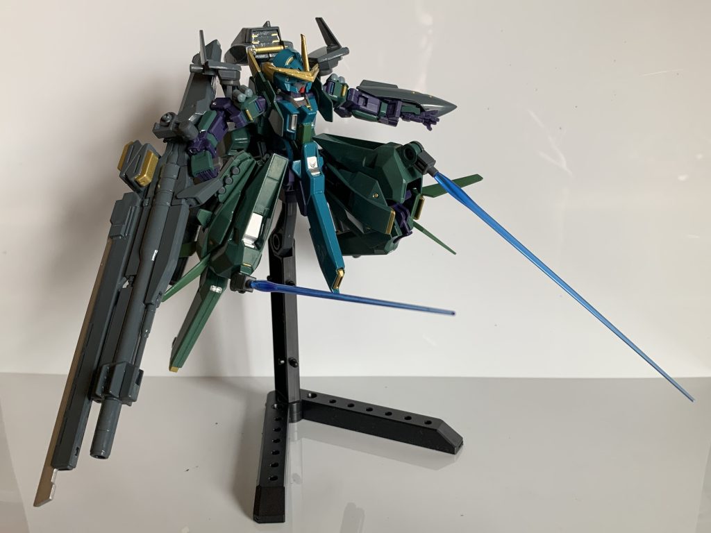 膝下のコンポジットシールドブースター用ジョイントアームは先端からビームサーベルが発振可能。上下方向にのみ稼働する。本体が装備してるビームサーベルはこれだけですね。